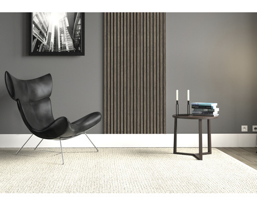 Obývacia izba s kreslom, akustickým panelom a odkladacím stolíkom