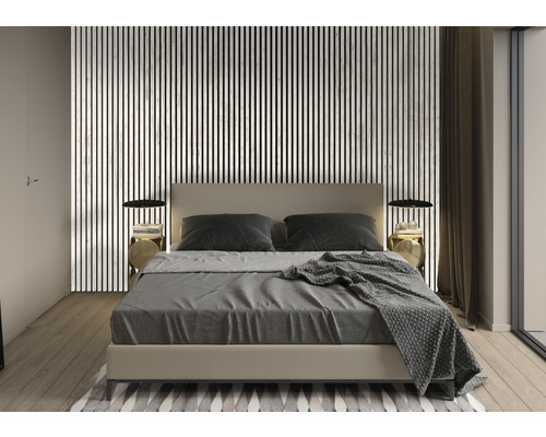 Spálňa s posteľou, nočnými stolíkmi a stenovými panelmi