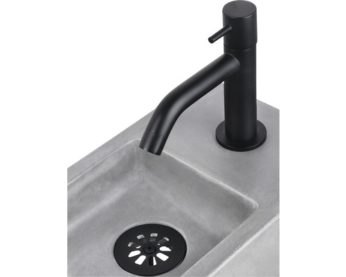 Umývadlo s čiernou armatúrou a výpusťou