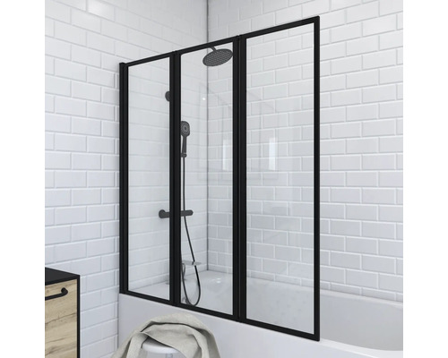 Sklenená vaňová zástena s tromi prvkami a čiernym rámom v kúpeľni.