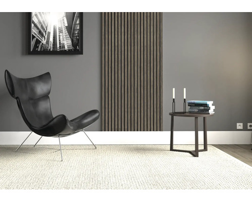 Obývacia izba s kreslom, akustickým panelom a odkladacím stolíkom