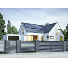 Moderný dom s vjazdovou bránou, garážou a solárnymi panelmi na streche