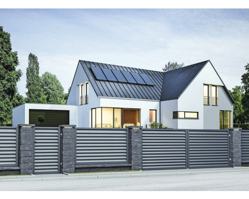 Moderný dom s plotom, bránou a solárnym systémom
