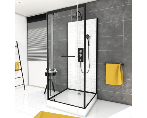 Kúpeľňa so sprchovacím kútom s čiernym rámom, hlavovou sprchou a ručnou sprchou