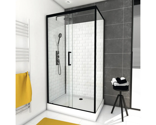 Sprchovací kút so sklenenými dverami a sprchovacou batériou v kúpeľni