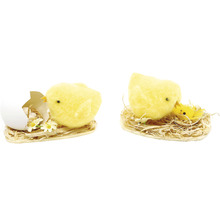 Dve figúrky kuriatok v hniezdach s kvetmi a vajcami ako veľkonočná dekorácia.