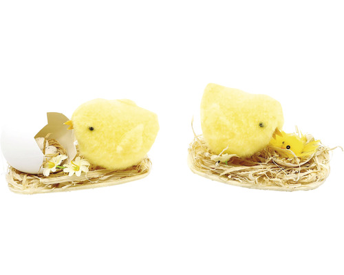 Dve figúrky kuriatok v hniezdach s kvetmi a vajcami ako veľkonočná dekorácia.