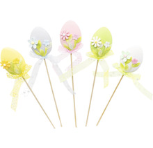 Dekoratívne veľkonočné vajíčka na tyčkách s kvetmi a mašľami
