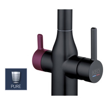 Detailný pohľad na čiernu kuchynskú batériu s kohútikom a logom výrobcu