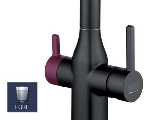 Detailný pohľad na čiernu kuchynskú batériu s kohútikom a logom výrobcu