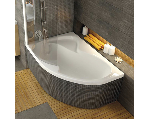 Kúpeľňa s rohovou vaňou, sprchovou zástenou a drevenou podlahou