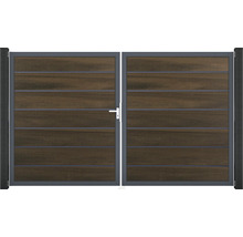 Dvojkrídlová brána s drevenou štruktúrou a kovovým rámom