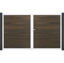 Dvojkrídlová brána s vodorovnými drevenými panelmi a bielym rámom