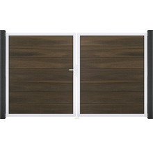 Dvojkrídlová brána s drevenými panelmi a bielym rámom