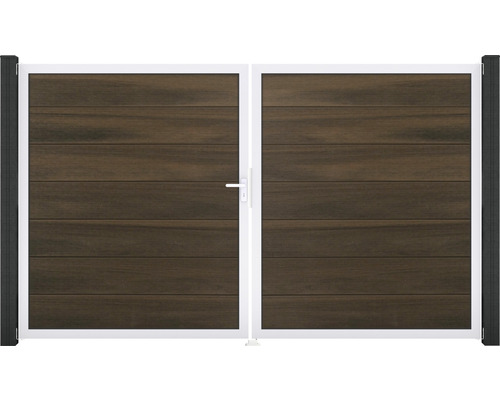 Dvojkrídlová brána s drevenými panelmi a bielym rámom