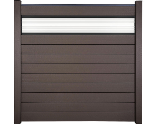 Záhradný plot z hnedých lamiel so svetelným prvkom