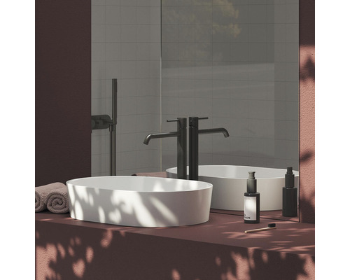 Moderná kúpeľňa s umývadlom na dosku, batériou a zrkadlom