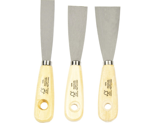 Tri špachtle s drevenou rukoväťou a kovovou čepeľou