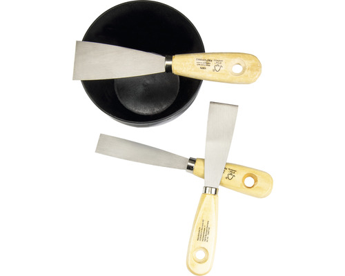 Tri špachtle a miska.