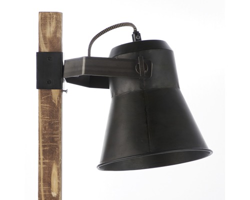 Detailný záber na stojacu lampu s drevenou základňou a kovovou objímkou