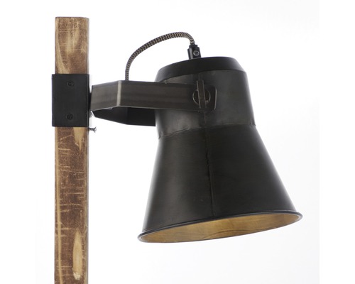 Detailný pohľad na stojacu lampu s kovovým tienidlom a dreveným stojanom