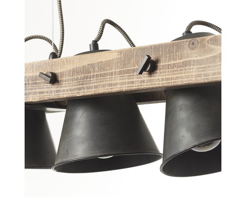 Závesné svietidlo s dreveným trámom a tromi tienidlami