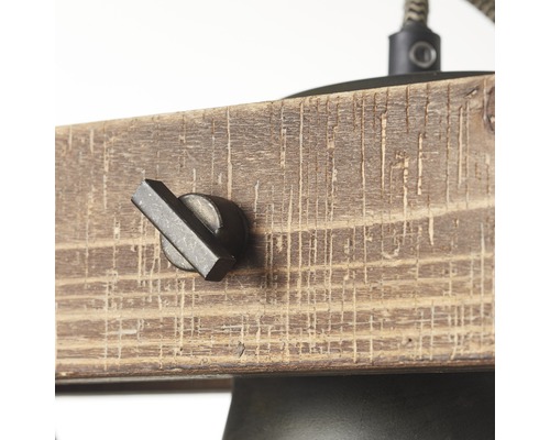 Detail lampy s dreveným trámom a otočným spínačom