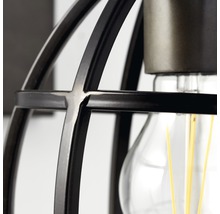 Detailný záber lampy s klietkovým tienidlom a žiarovkou