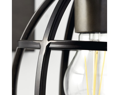 Detailný záber lampy s klietkovým tienidlom a žiarovkou