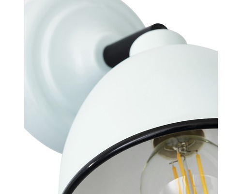 Detail bieleho nástenného svietidla so žiarovkou