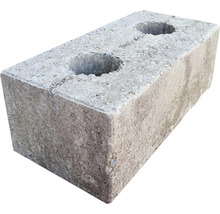 Sivý betónový blok s dvoma otvormi