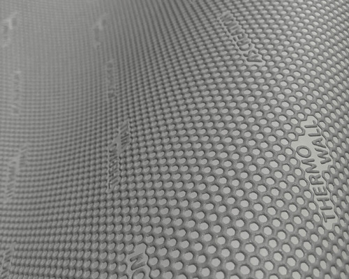 Detailný záber fólie THERMOWALL s perforovaným vzorom.