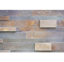 Múr z obkladových pásikov z prírodného kameňa