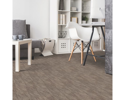 Obývacia izba s kobercom, pohovkou, stolom a stoličkou.