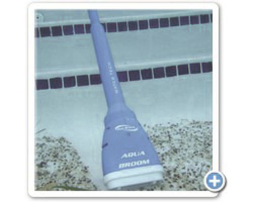 Akumulátorový čistič bazénov vo vode