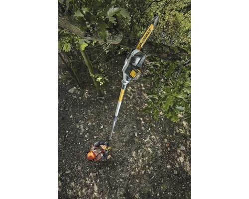 Osoba používa akumulátorovú prerezávaciu pílu DeWalt na rezanie konára stromu.