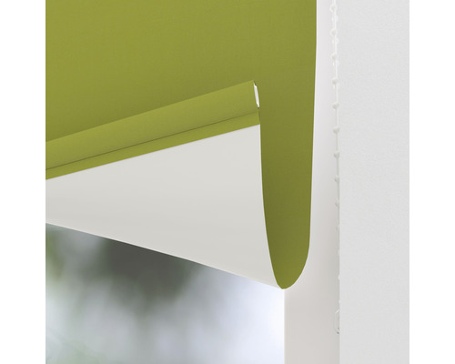 Detailný pohľad na zelenú roletu v okne