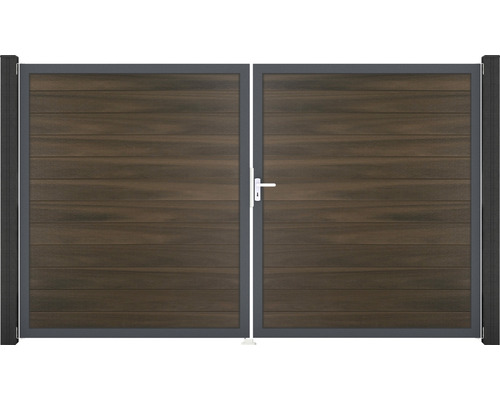 Dvojkrídlová brána s vodorovnými lamelami vo vzhľade dreva a oceľovým rámom