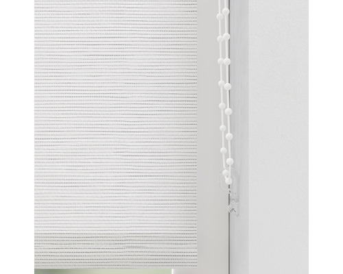 Roleta s retiazkovým ovládaním na okne