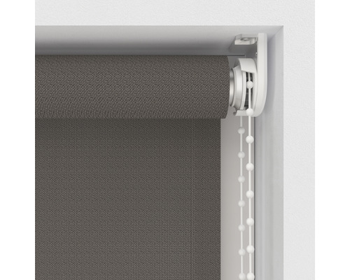 Sivá roleta s retiazkovým ovládaním na okne
