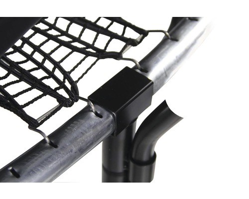 Detailný pohľad na trampolínu so sieťou a oceľovým rámom