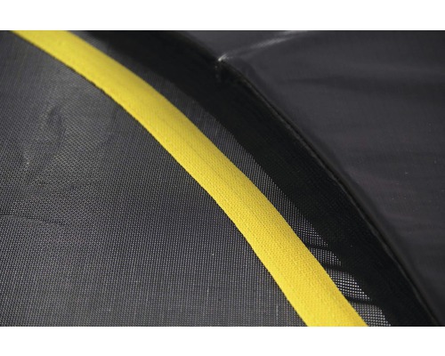 Detailný pohľad na trampolínu s ochrannou sieťou
