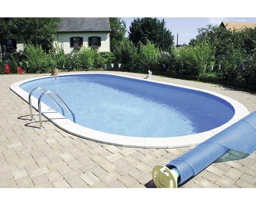 Nadzemný bazén CF EXKLUSIV samotný Nadzemný bazén 600 x 320 x 150 cm modro-biely Oválny bazén s rebríkom a krytom bazéna v záhrade.