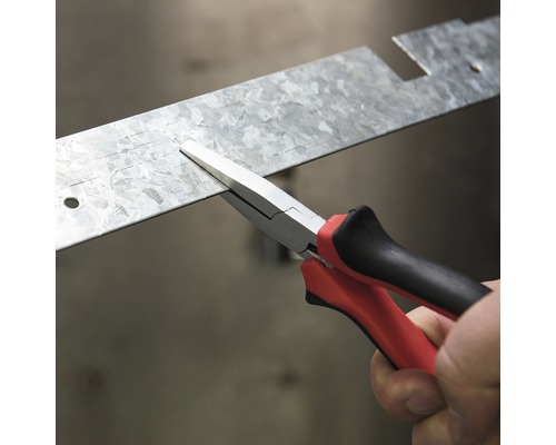 Kombinované kliešte strihajú kovový pásik