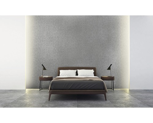 Spálňa s posteľou, nočnými stolíkmi a dekoráciou stien