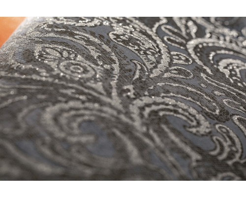 Detail štruktúrovanej tapety s paisley vzorom