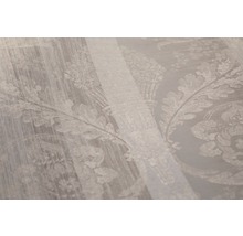 Detail štruktúrovanej tapety s kvetinovým vzorom.
