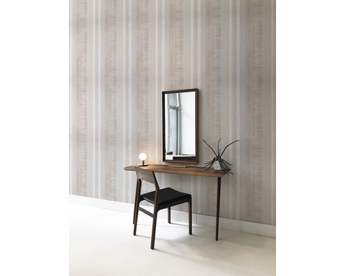 Scéna s pruhovanou tapetou, stolom, zrkadlom a stoličkou