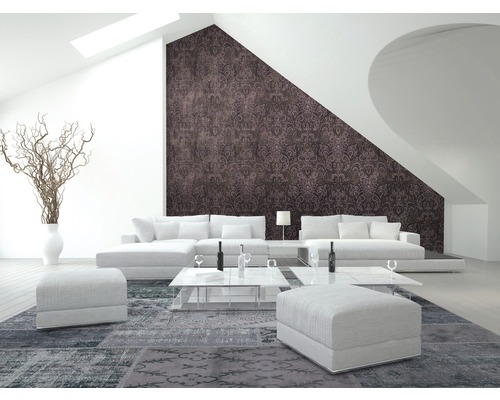 Obývacia izba s pohovkou, kobercom a vzorovanou tapetou