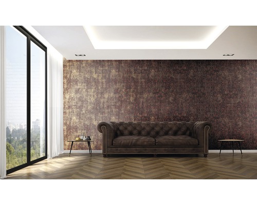 Obývacia izba s hnedou koženou pohovkou, vzorovanou tapetou a parketovou podlahou